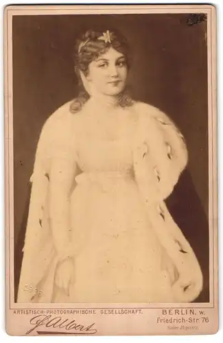 Fotografie F. Albert, Berlin, Friedrich-Str. 76, Portrait Kaiserin Auguste Victoria im Kaisermantel
