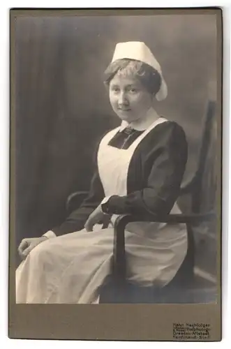 Fotografie Hahn Nachf., Dresden, Ferdinand-Str. 11, junge Krankenschwester in Dienstuniform mit Häubchen