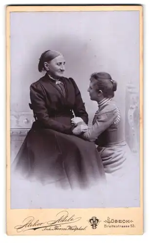 Fotografie Atelier Adele, Lübeck, Breitestr. 53, Mutter mit Ihrer Tocher Elisabeth welche vor ihr Kniet, Mutterglück