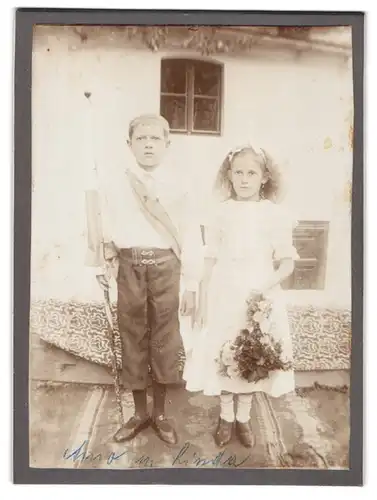 Fotografie unbekannter Fotograf und Ort, zwei niedliche Kinder Arno und Linda zur Fahnenweihe im Anzug und Kleid