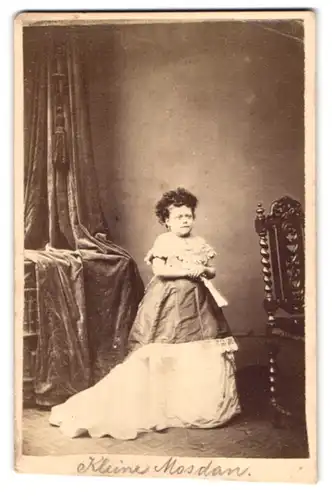 Fotografie Strincfellow, Sheffield, Chapel Walk, Portrait Kleinwüchsige Frau Mosdan im Kleid mit Fächer, Liliputaner