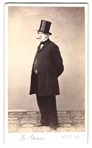 Fotografie Adolf Ost, Wien, Landstr. 29, Portrait Louis Grois im Anzug mit Zylinder und Zigarre, Schauspieler