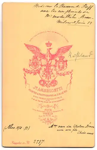 Fotografie Jh. Ambrosetti, Nice, Portrait Baronin van der Wielen-Bracon mit ihrem Sohn im Samtkleid