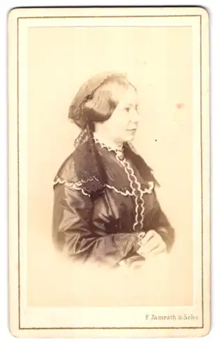 Fotografie F. Jamrath & Sohn, Berlin, Tauben-Str. 20, Portrait Dame im seidenen Kleid mit Kopftuch