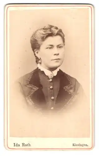Fotografie Ida Rath, Kissingen, Portrait junge Dame im Kleid mit Brosche und Ohrringen