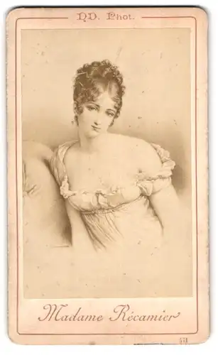 Fotografie Nd. Phot., Ort unbekannt, Portrait Madame Julie Recamier im schulterfreien Kleid, 1889