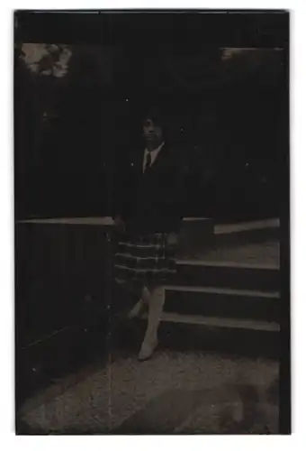 Fotografie Ferrotypie junge Frau im karierten Rock und Blousson