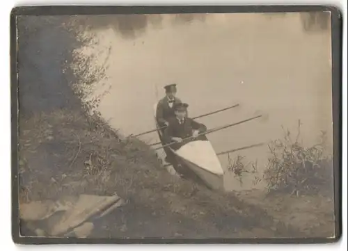 Fotografie unbekannter Fotograf und Ort, Brüder Karl und Paul Matthai in ihrem Kanu auf dem Fluss