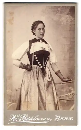 Fotografie H. Bühlmann, Bern, Portrait junge Frau im Trachtenkleid mit Handstülpen