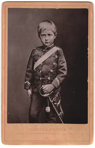 Fotografie Paul F. G. Neumann, Berlin, Portrait Kronprinz Friedrich Wilhelm in Uniform mit Säbel