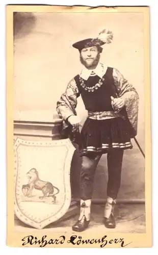 Fotografie unbekannter Fotograf und Ort, Portrait Schauspieler als Richard Löwenherz im Kostüm