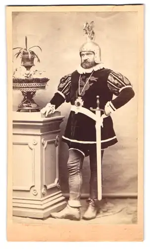 Fotografie unbekannter Fotograf und Ort, Portrait Schauspieler als Ritter von Drachenfels im Kostüm