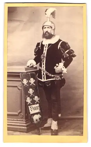 Fotografie unbekannter Fotograf und Ort, Portrait Schauspieler als Ritter mit Paddle Totenkopf