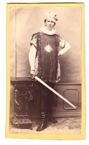 Fotografie unbekannter Fotograf und Ort, Portrait Schauspieler im Kostüm als Edelmann mit Schwert