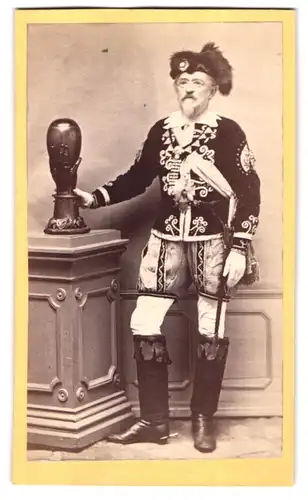 Fotografie unbekannter Fotograf und Ort, Portrait älterer Schauspieler als Edelmann von Laxenburg im Kostüm 