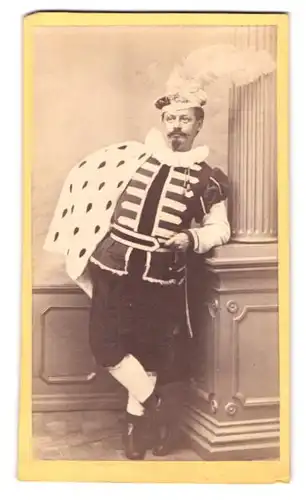 Fotografie unbekannter Fotograf und Ort, Portrait Schauspieler als Arnulf von Heldenstein im Kostüm