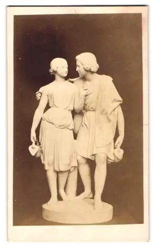 Fotografie unbekannter Fotograf und Ort, Statue verliebtes Paar mit Krügen