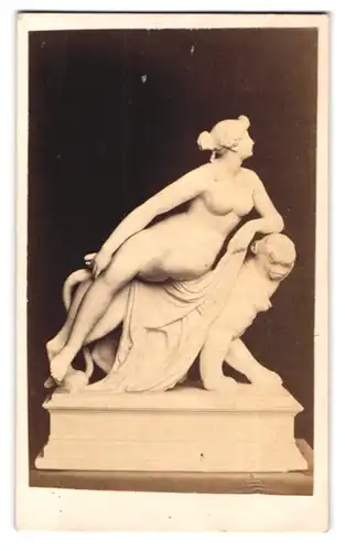 Fotografie unbekannter Fotograf und Ort, Statue nackte Frau auf einem Panter