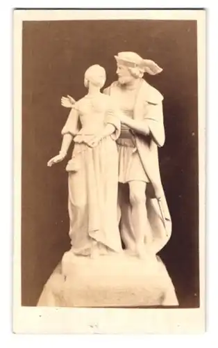 Fotografie unbekannter Fotograf und Ort, Statue Mann steht hinter der Frau