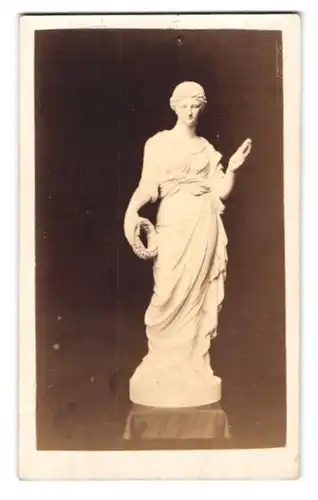 Fotografie unbekannter Fotograf und Ort, Statue junge Frau in Toga mit Lorbeerkranz