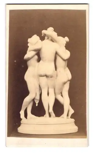Fotografie unbekannter Fotograf und Ort, Statue drei nackte Frauen tanzen innig umschlungen