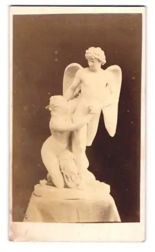 Fotografie unbekannter Fotograf und Ort, Statue nackte Frau klammert sich an einen Engel