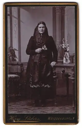 Fotografie Herm. Lüders, Weissenburg a. S., Portrait junge Frau im Trachtenkleid mit Blumen in der Hand