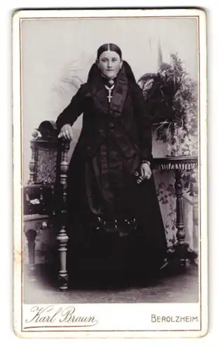 Fotografie Karl Braun, Berolzheim, Portrait junge Dame im dunklen Trachtenkleid posiert im Atelier