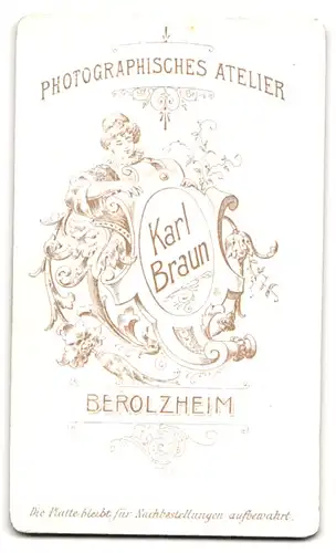 Fotografie Karl Braun, Berolzheim, Frau im Trachtenkleid posiert im Atelier