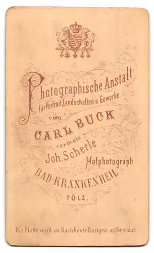 Fotografie Carl Buck, Bad Krankenheil, Portrait junge Dame im Trachtenkleid mit Wanderstock