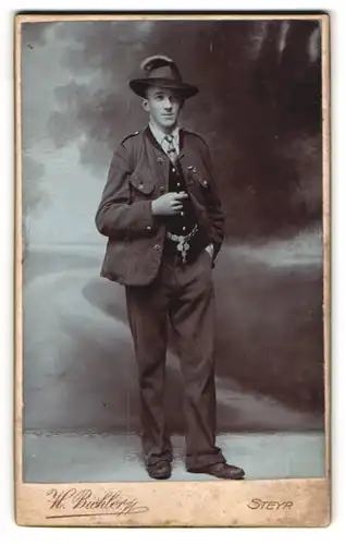 Fotografie H. Bichler, Steyr, Bahnhofstr., Portrait junger Mann im Schützenanzug mit Schützenkette