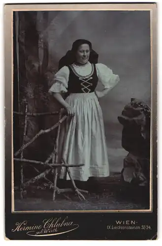 Fotografie Hermine Chlubna, Wien, Lichtensteinstr. 32-34, Dame im Trachtenkleid mit Kopftuch