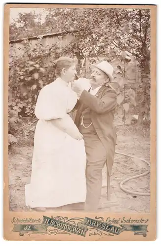 Fotografie H. Schirdewan, Breslau, Junkernstr. Portrait Eheleute Röthgers posieren liebkosend in ihrem Garten