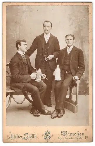 Fotografie Atelier Stella, München, Reichenbachstr. 1a, Portrait drei Herren in Anzügen mit Bierkrügen im Atelier