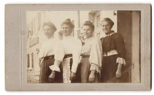 Fotografie unbekannter Fotograf und Ort, Portrait vier Damen Margarete, Babette, Lina und Marie wie Orgelpfeifen