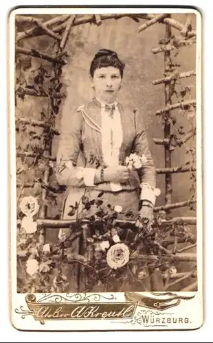 Fotografie A. Kreutl, Würzburg, junge Frau im hellen Kleid stehend in einer Studiokulisse