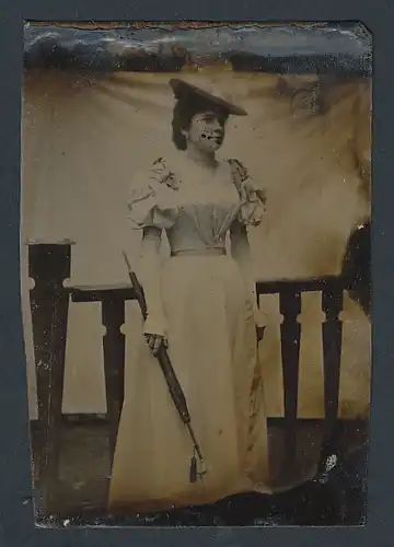 Fotografie Ferrotypie junge Dame im weissen Kleid mit Sommerhut und Sonnenschirm