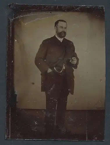 Fotografie Ferrotypie Mann im Anzug steht rauchend im Atelier
