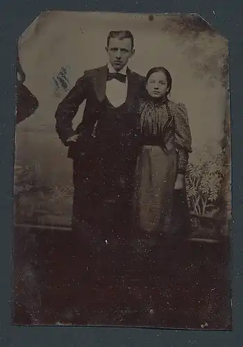 Fotografie Ferrotypie junges Paar im Anzug mit Fliege und im karierten Kleid