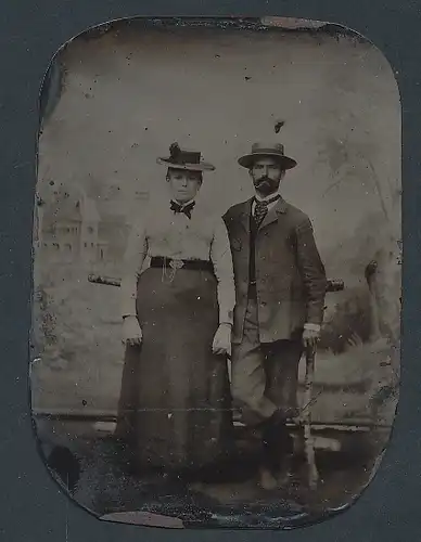 Fotografie Ferrotypie Frau und Mann im Kleid und Anzug vor einer Studiokulisse