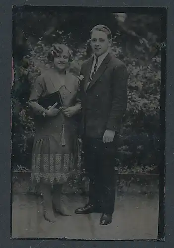 Fotografie Ferrotypie junges Paar in feiner Kleidung mit Mappe unterm Arm