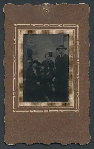 Fotografie Ferrotypie Mutter und Vater mit ihrer Tochter im Atelier