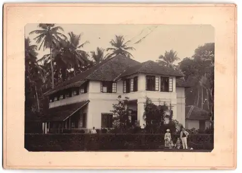 Fotografie unbekannter Fotograf, Ansicht Tellicherry - Thalassery / Indien, Kolonialisten-Familie vor Villa mit Hausdien