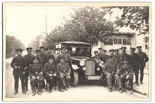Fotografie Max Wolheim, Weimar, Ansicht Weimar, Auto Benz Ambulanz & Rot Kreuz Sanitäter in Uniform