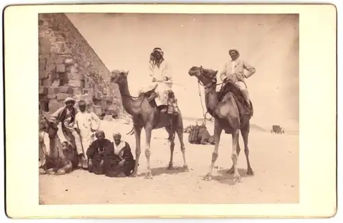 Fotografie unbekannter Fotograf, Ansicht Giseh - Gizeh, Ägyptische Führer & Europäer auf Kamel bei den Pyramiden
