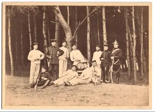 Fotografie unbekannter Fotograf, Ansicht Köln-Wahn, Artilleristen trinken Bier auf der Wahner Heide 1882