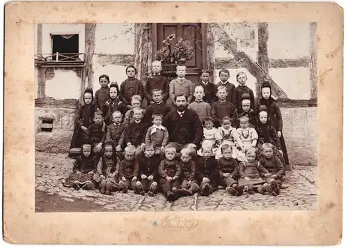 Fotografie Max Stephani, Biedenkopf, Ansicht Biedenkopf, Schulklasse mit Lehrer, Mädchen in Tracht, Knaben im Anzug