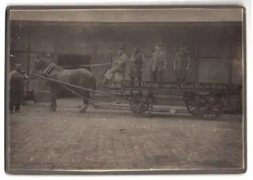 Fotografie unbekannter Fotograf, Ansicht Breslau, Pferdefuhrwerk & Arbeiter, Fantini, Langegasse 21, Eisen-Bleche-Rohre