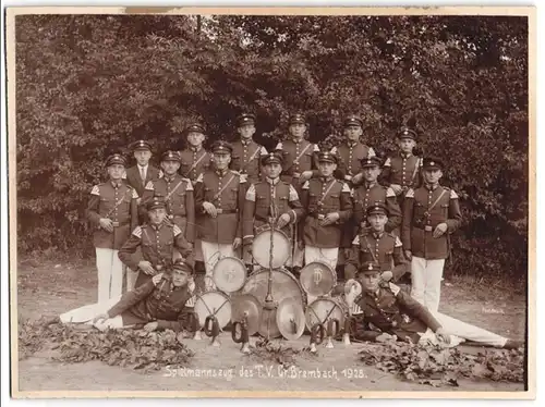 Fotografie unbekannter Fotograf, Ansicht Grossbrembach, Spielmannszug des T.V. Grossbrembach 1928, Musiker in Uniform