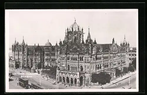 AK Bombay, Victoria Terminus, Strassenpartie vor dem Bahnhof